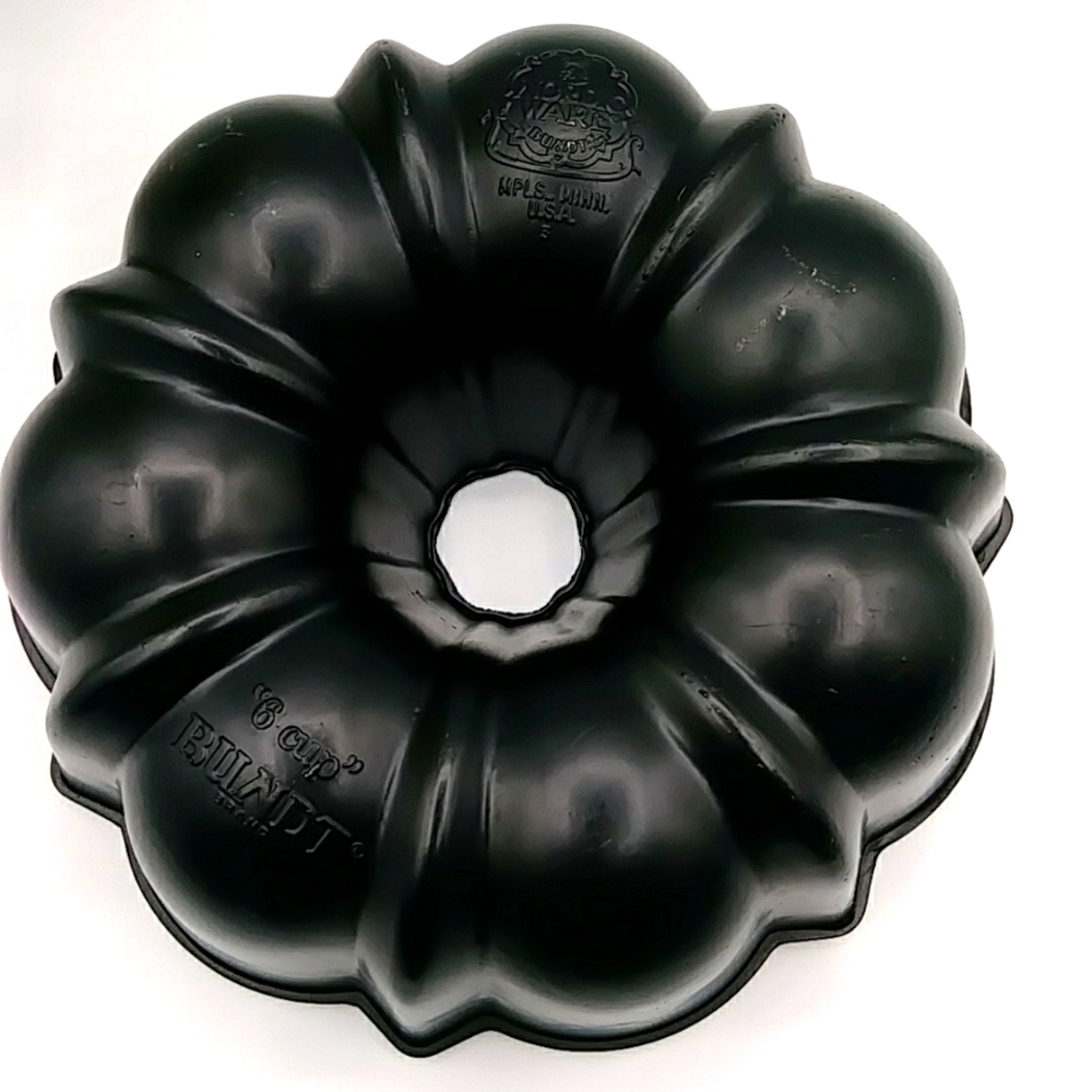 Nordic Ware- The Bundt Pan. 6 cups - Picture 2 of 6